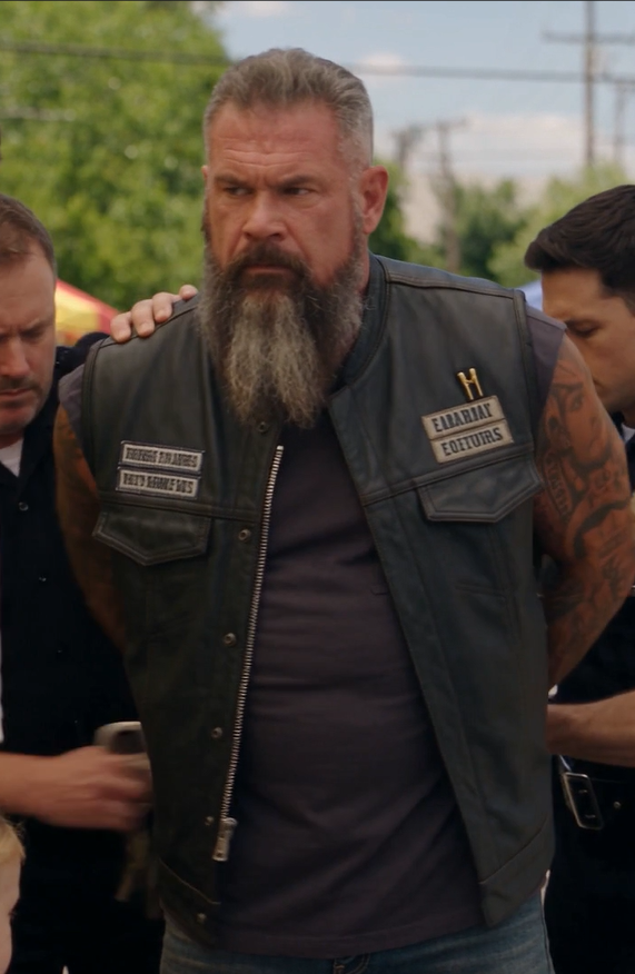 The Sun Was Beating Down On The Pavement, And The Handcuffs Were Cold Against My Wrists. My Name Is Ray. I’m 54, I’ve Been Riding For Thirty Years, And I’ve Got The Gray Beard And Full-Sleeve Tattoos To Prove It. I Know How People Look At Me—The Leather Vest, The Heavy Boots, The Rough Exterior. Most See A Villain Before I Even Open My Mouth.