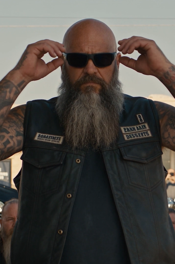I Was Pumping Gas On A Quiet Ohio Afternoon When Thirty Leather-Vested Bikers Suddenly Dropped To One Knee In Front Of A Young Cop, And For One Terrifying Second, I Thought We Were About To Watch A Public Humiliation Turn Violent.